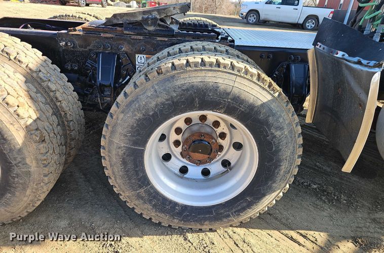 image for item EO4882 2015 Peterbilt 579 semi truck