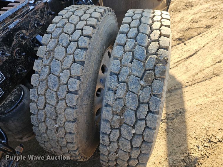 image for item EO4882 2015 Peterbilt 579 semi truck