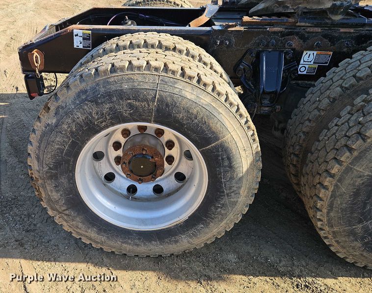 image for item EO4882 2015 Peterbilt 579 semi truck