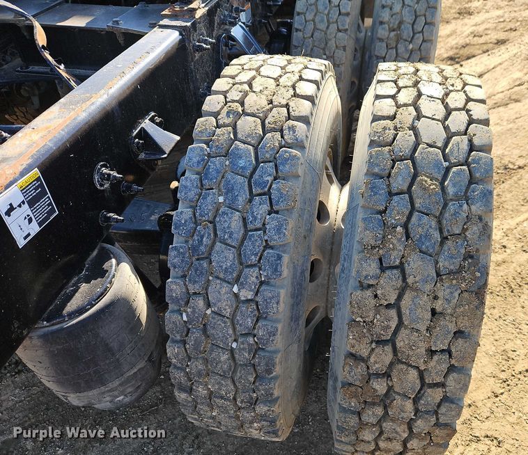 image for item EO4882 2015 Peterbilt 579 semi truck