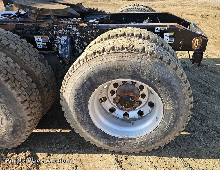 image for item EO4882 2015 Peterbilt 579 semi truck