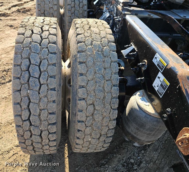 image for item EO4882 2015 Peterbilt 579 semi truck