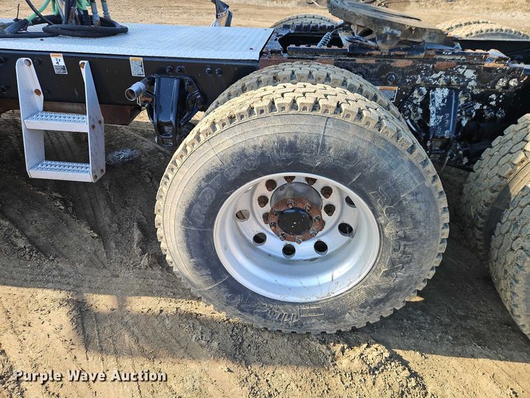 image for item EO4882 2015 Peterbilt 579 semi truck