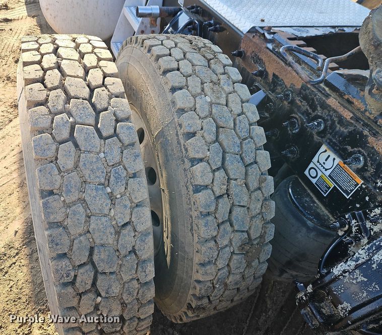 image for item EO4882 2015 Peterbilt 579 semi truck