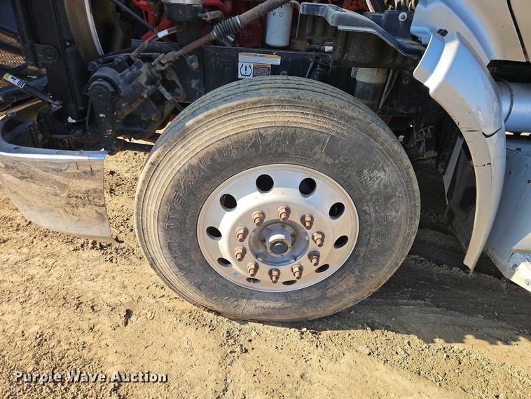 image for item EO4882 2015 Peterbilt 579 semi truck