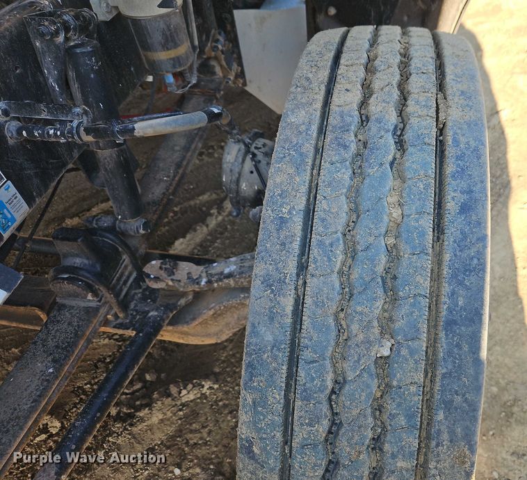 image for item EO4882 2015 Peterbilt 579 semi truck