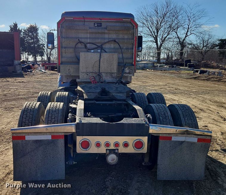 image for item EO4884 2013 Peterbilt 386 semi truck