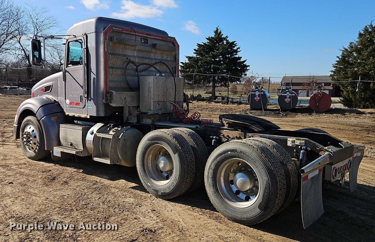 image for item EO4884 2013 Peterbilt 386 semi truck