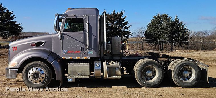 image for item EO4884 2013 Peterbilt 386 semi truck