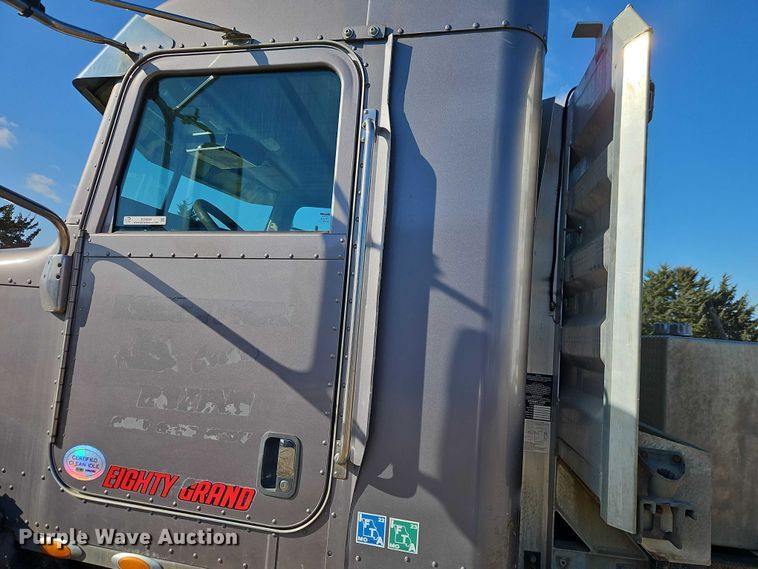 image for item EO4884 2013 Peterbilt 386 semi truck