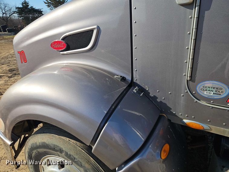 image for item EO4884 2013 Peterbilt 386 semi truck