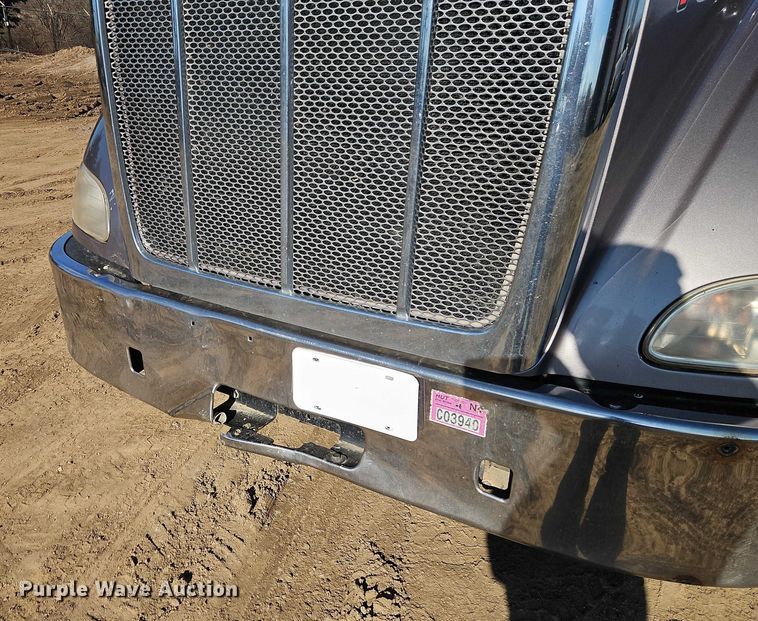 image for item EO4884 2013 Peterbilt 386 semi truck