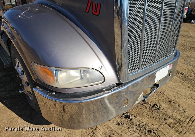 image for item EO4884 2013 Peterbilt 386 semi truck