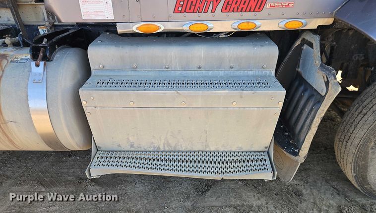 image for item EO4884 2013 Peterbilt 386 semi truck