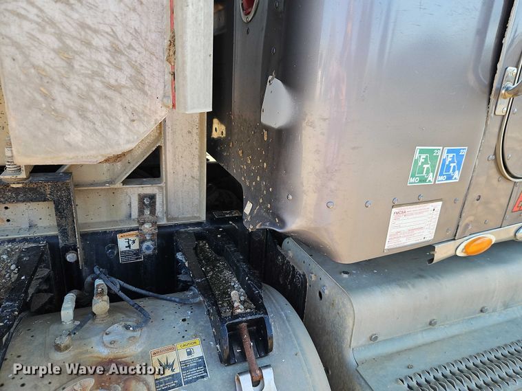 image for item EO4884 2013 Peterbilt 386 semi truck