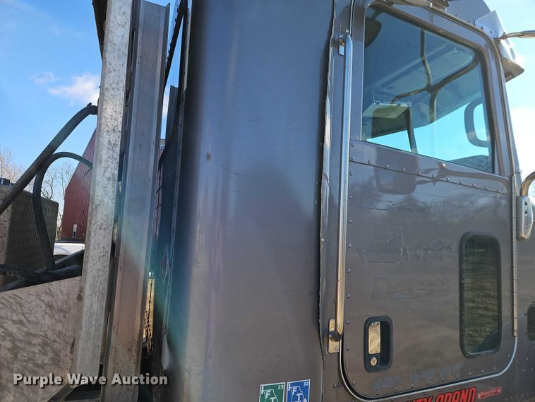 image for item EO4884 2013 Peterbilt 386 semi truck