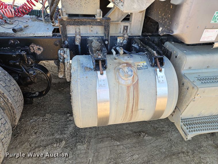 image for item EO4884 2013 Peterbilt 386 semi truck