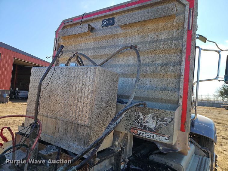 image for item EO4884 2013 Peterbilt 386 semi truck