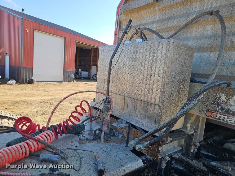 image for item EO4884 2013 Peterbilt 386 semi truck