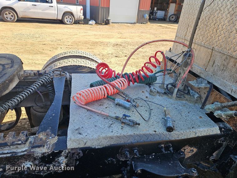 image for item EO4884 2013 Peterbilt 386 semi truck