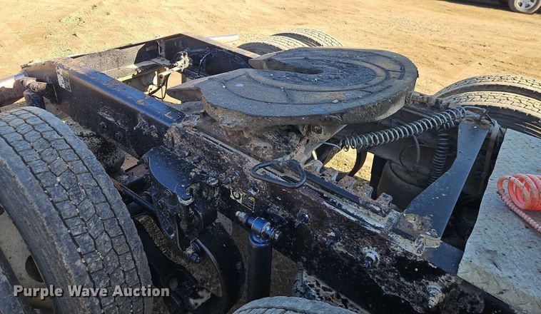 image for item EO4884 2013 Peterbilt 386 semi truck