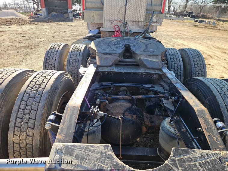 image for item EO4884 2013 Peterbilt 386 semi truck