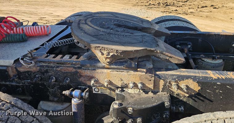 image for item EO4884 2013 Peterbilt 386 semi truck