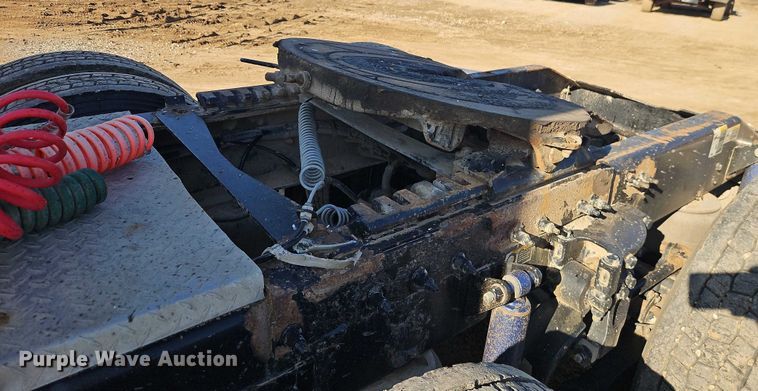 image for item EO4884 2013 Peterbilt 386 semi truck