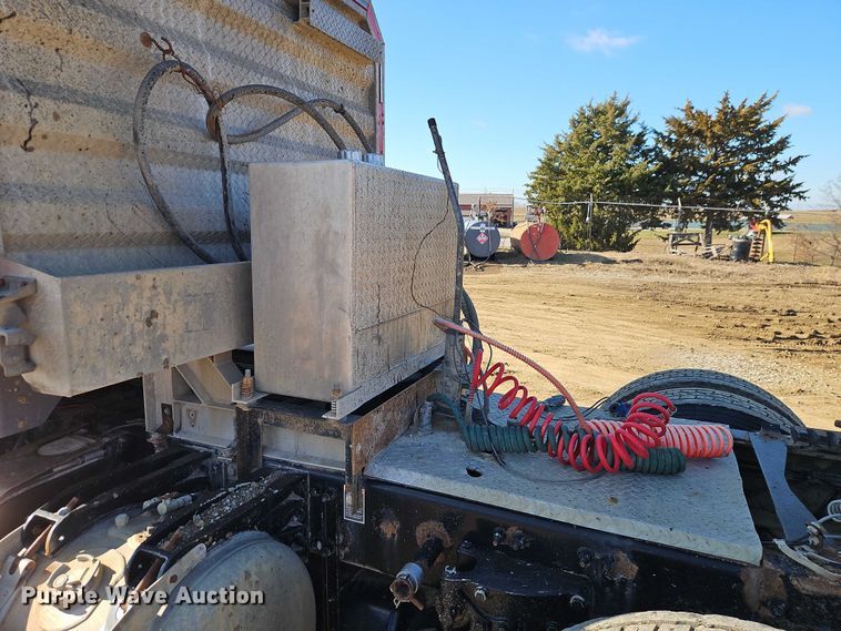 image for item EO4884 2013 Peterbilt 386 semi truck