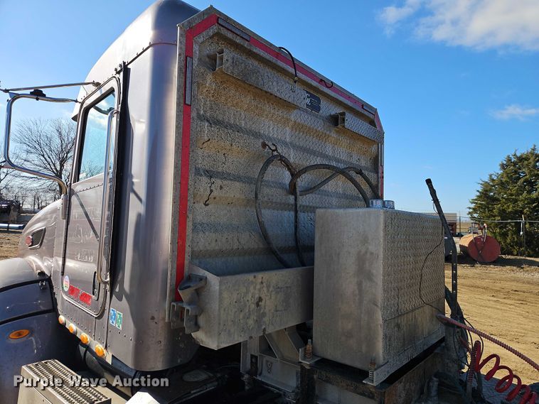 image for item EO4884 2013 Peterbilt 386 semi truck