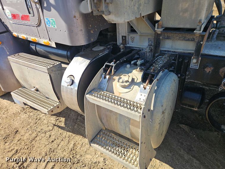 image for item EO4884 2013 Peterbilt 386 semi truck