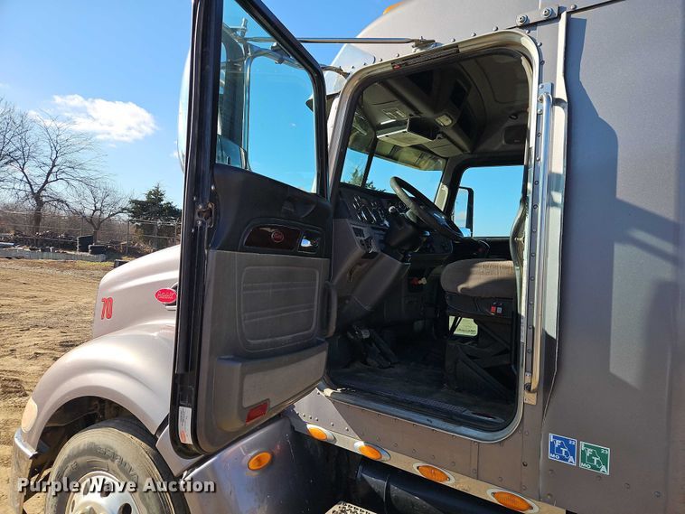 image for item EO4884 2013 Peterbilt 386 semi truck