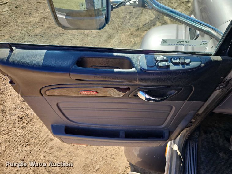 image for item EO4884 2013 Peterbilt 386 semi truck