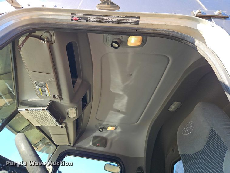 image for item EO4884 2013 Peterbilt 386 semi truck