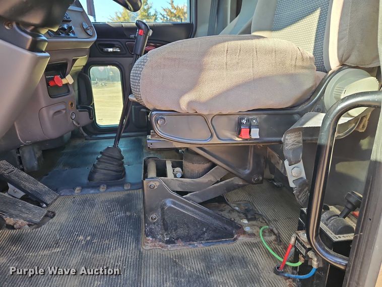 image for item EO4884 2013 Peterbilt 386 semi truck