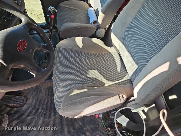 image for item EO4884 2013 Peterbilt 386 semi truck