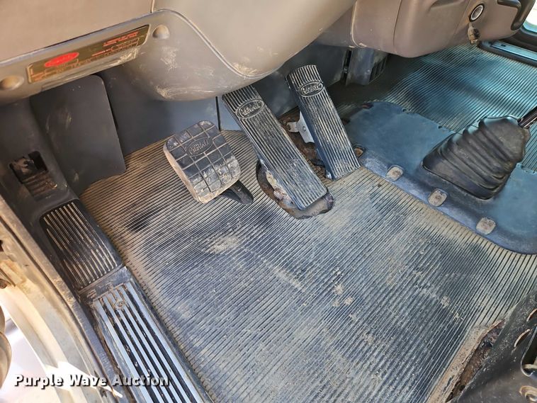 image for item EO4884 2013 Peterbilt 386 semi truck