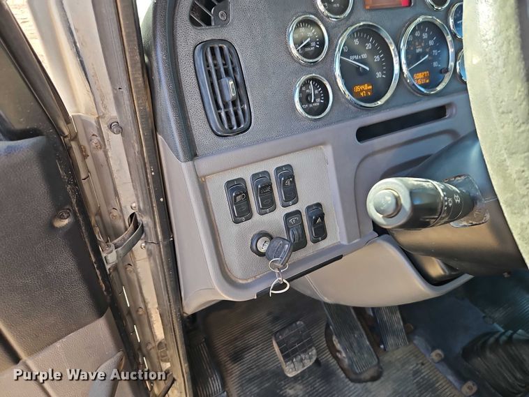 image for item EO4884 2013 Peterbilt 386 semi truck