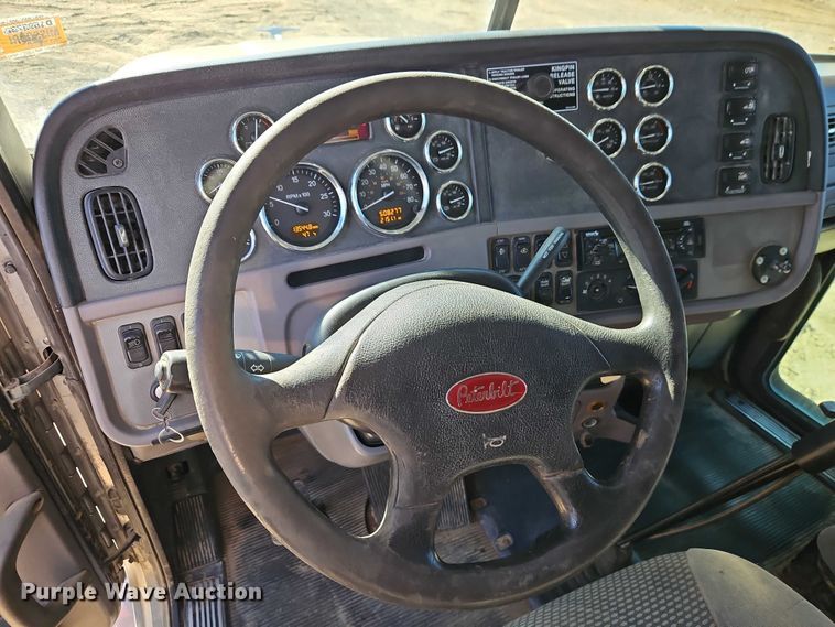 image for item EO4884 2013 Peterbilt 386 semi truck