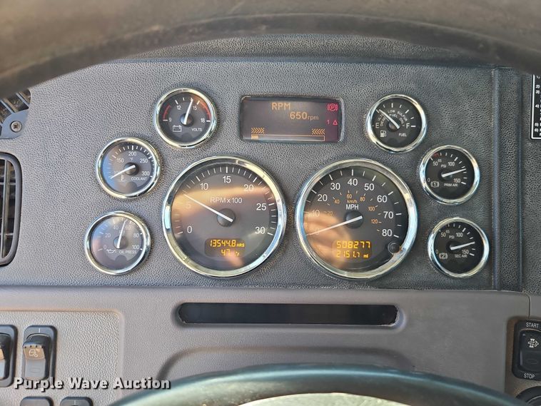 image for item EO4884 2013 Peterbilt 386 semi truck