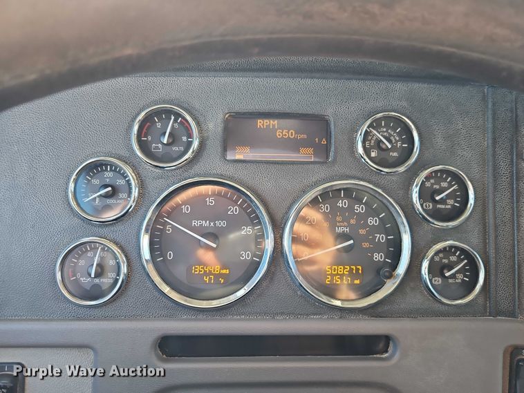 image for item EO4884 2013 Peterbilt 386 semi truck