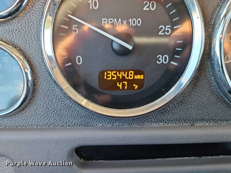 image for item EO4884 2013 Peterbilt 386 semi truck