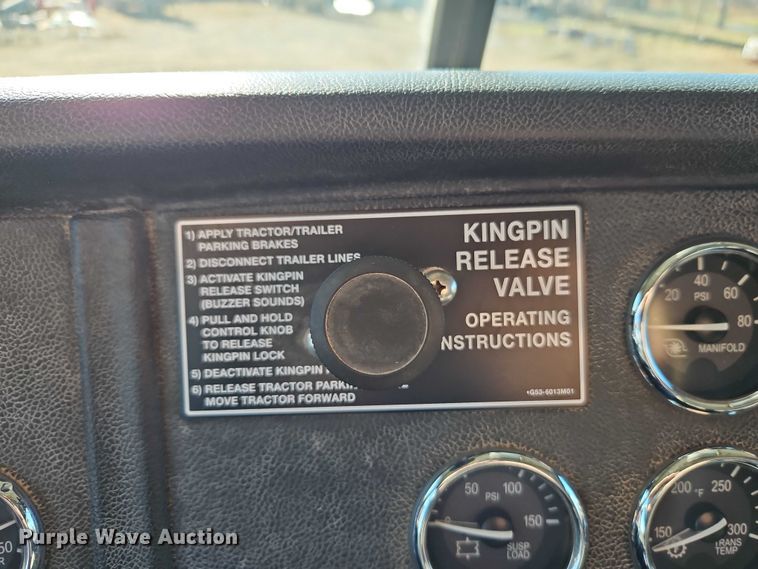 image for item EO4884 2013 Peterbilt 386 semi truck