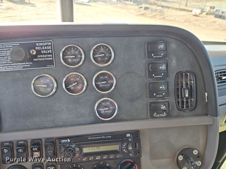 image for item EO4884 2013 Peterbilt 386 semi truck