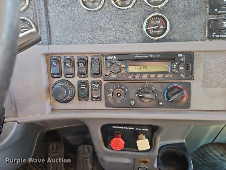 image for item EO4884 2013 Peterbilt 386 semi truck