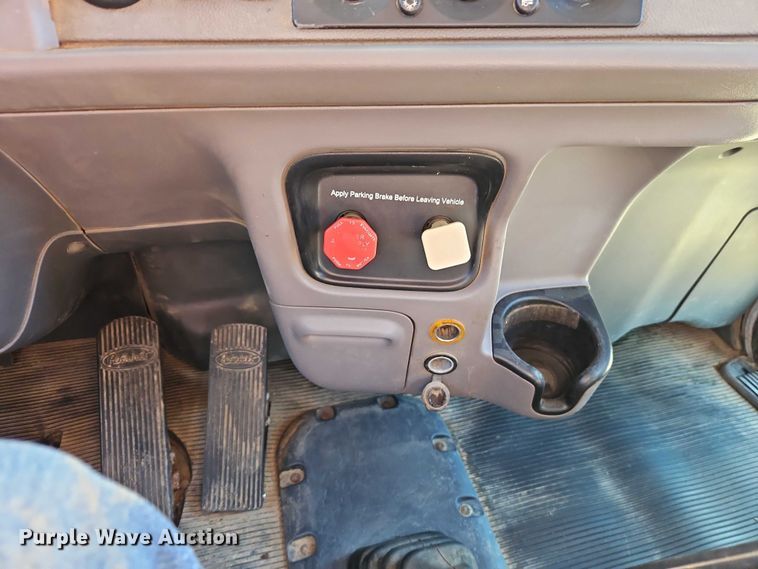 image for item EO4884 2013 Peterbilt 386 semi truck