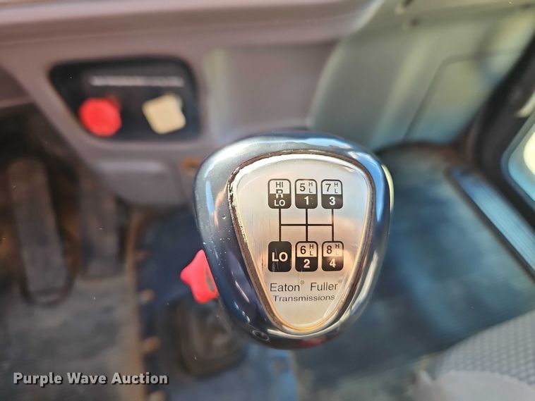 image for item EO4884 2013 Peterbilt 386 semi truck