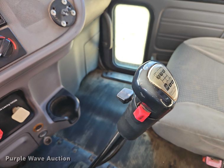 image for item EO4884 2013 Peterbilt 386 semi truck