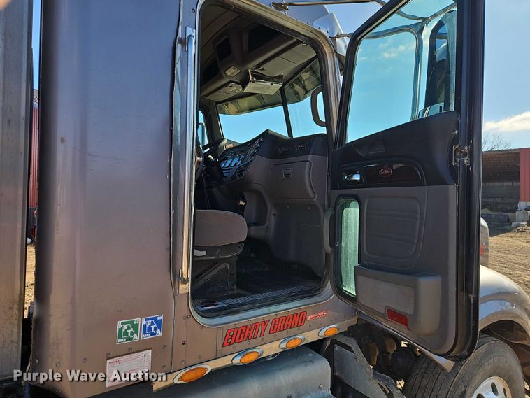 image for item EO4884 2013 Peterbilt 386 semi truck
