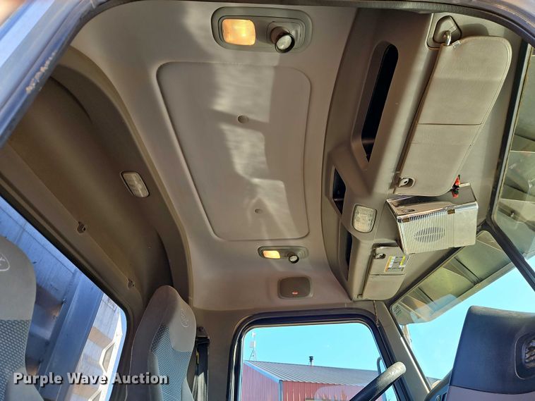 image for item EO4884 2013 Peterbilt 386 semi truck